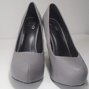 Grey textured pumps
